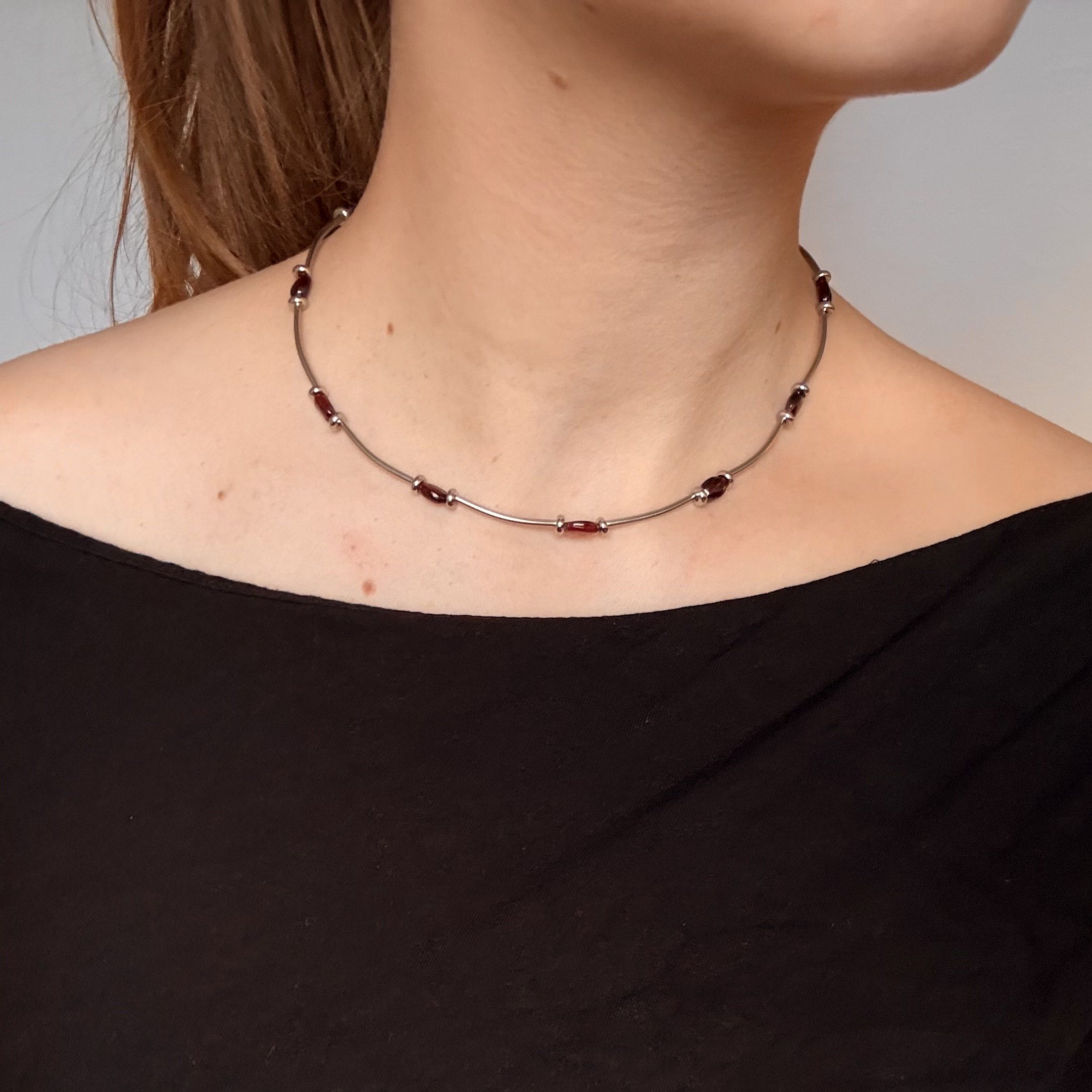 modellbild på silvrigt halsband med granatpärlor