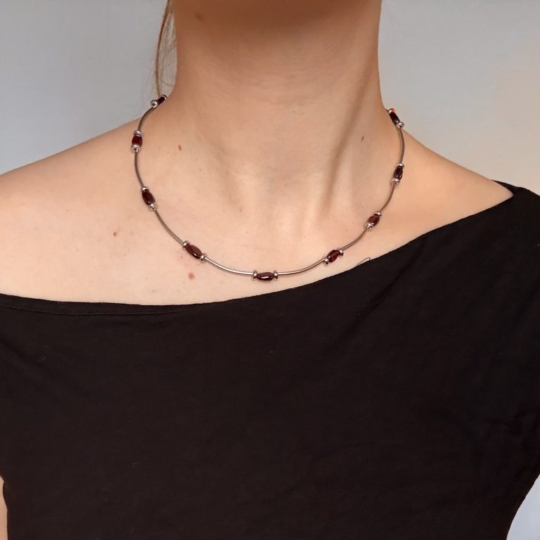 modellbild på silvrigt halsband med granatpärlor