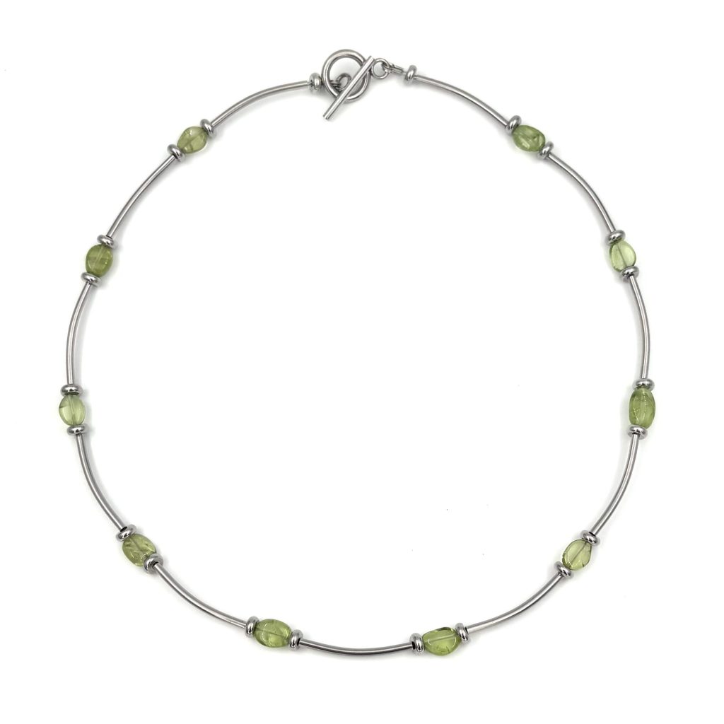 silvrigt halsband med gröna peridot-stenar