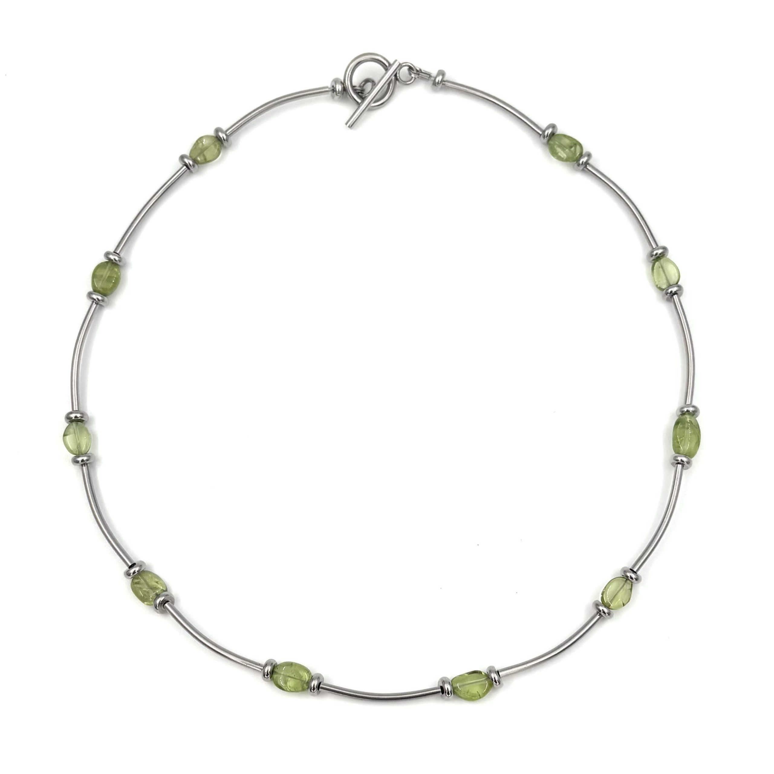 silvrigt halsband med gröna peridot-stenar