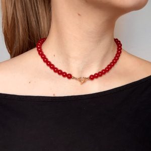 halsband med röda glaspärlor och ett guldfärgat stavlås