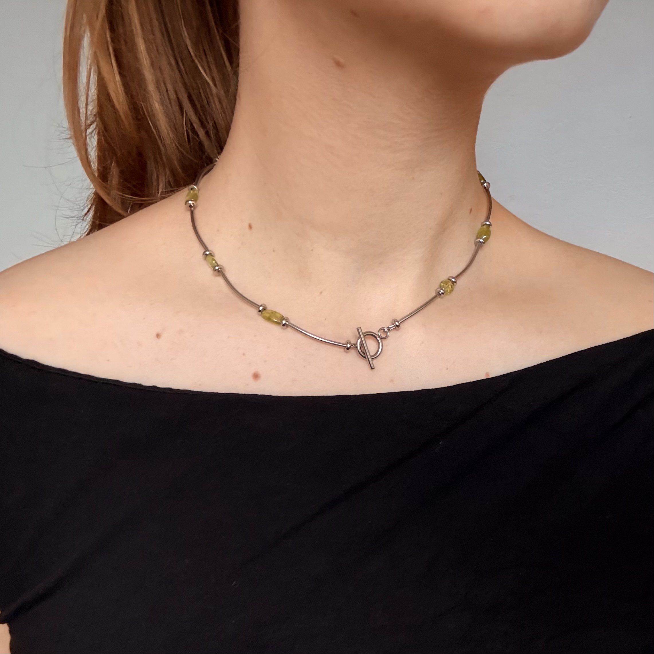 Modellbild med halsband som har gröna peridottpärlor