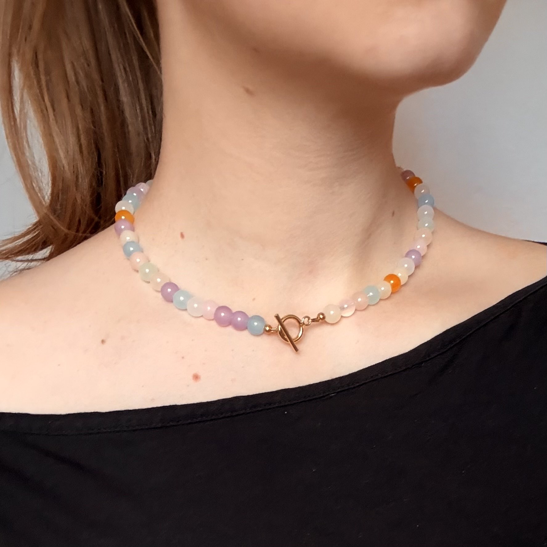 modellbild på ett halsband med färgglasa pastellpåärlor