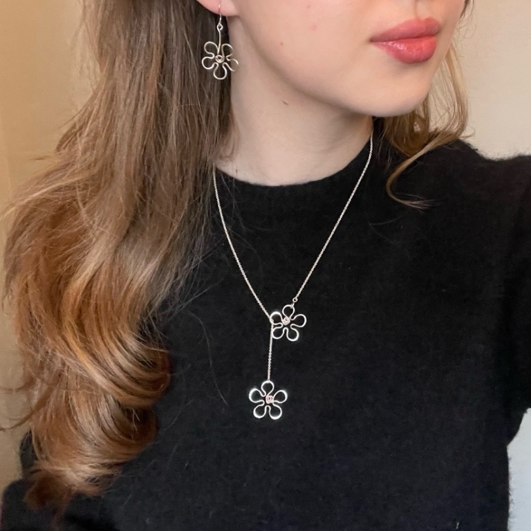 Modellbild p[ ett unikt blomhalsband i silver