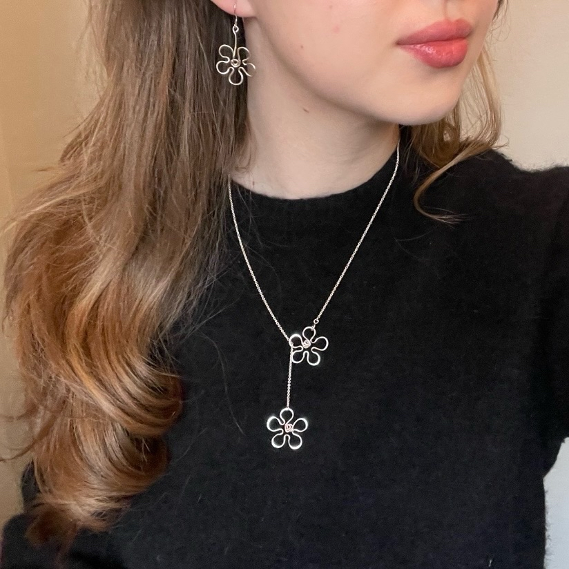 Modellbild p[ ett unikt blomhalsband i silver