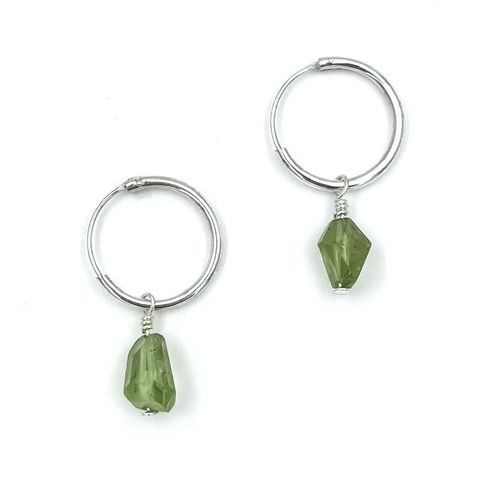 små hoops i silver med peridot-stenar