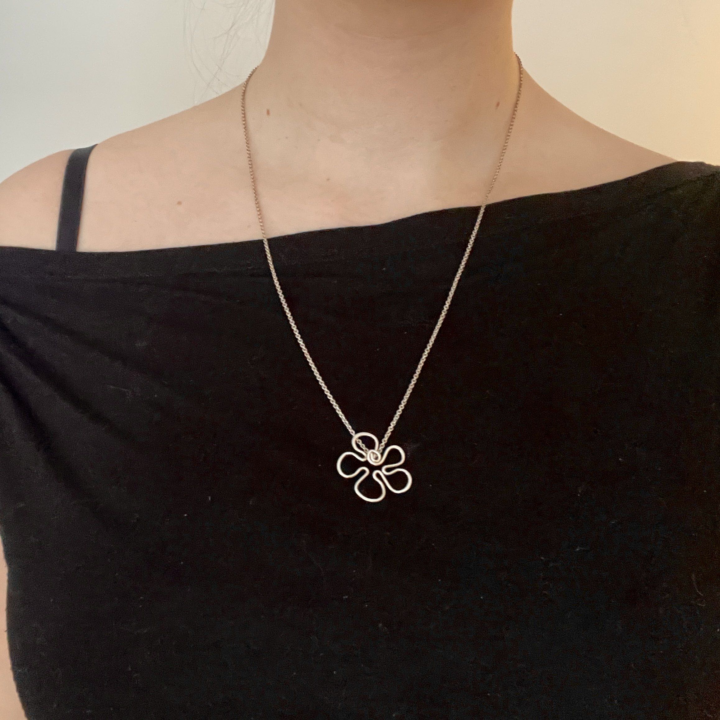 modellbild på silvrigt blomhalsband
