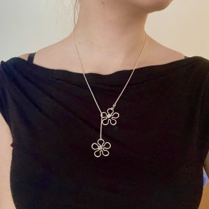 modellbild på assymetriskt blomhalsband