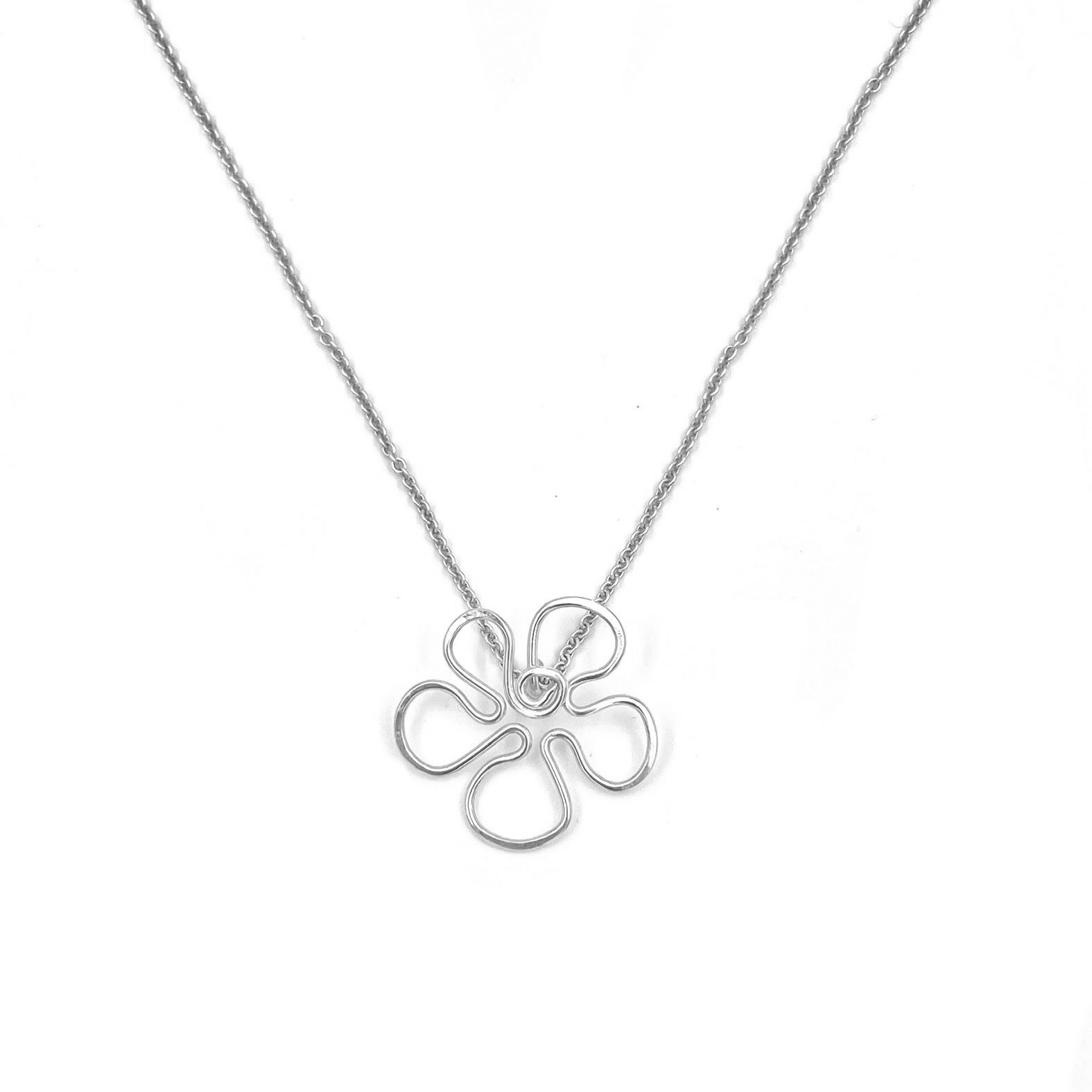 silvrigt halsband med ett blom-hänge