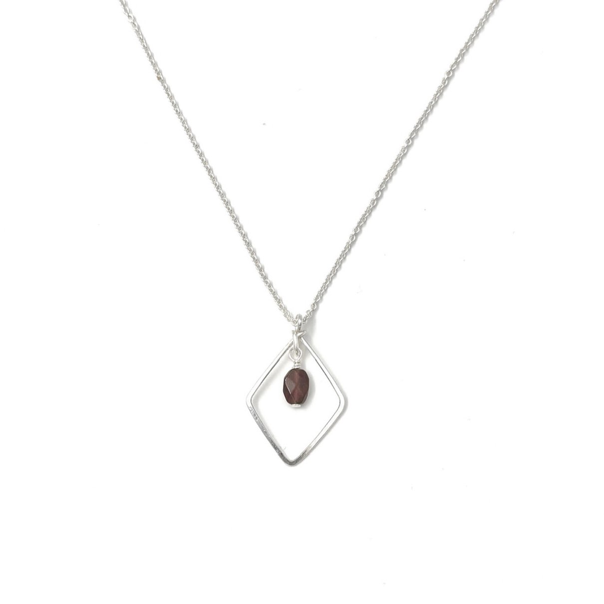 halsband i silver med ett granat-hänge