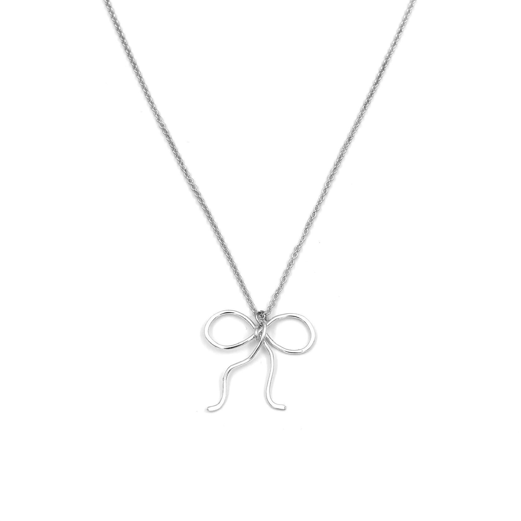 handgjort silverhalsband med en rosett