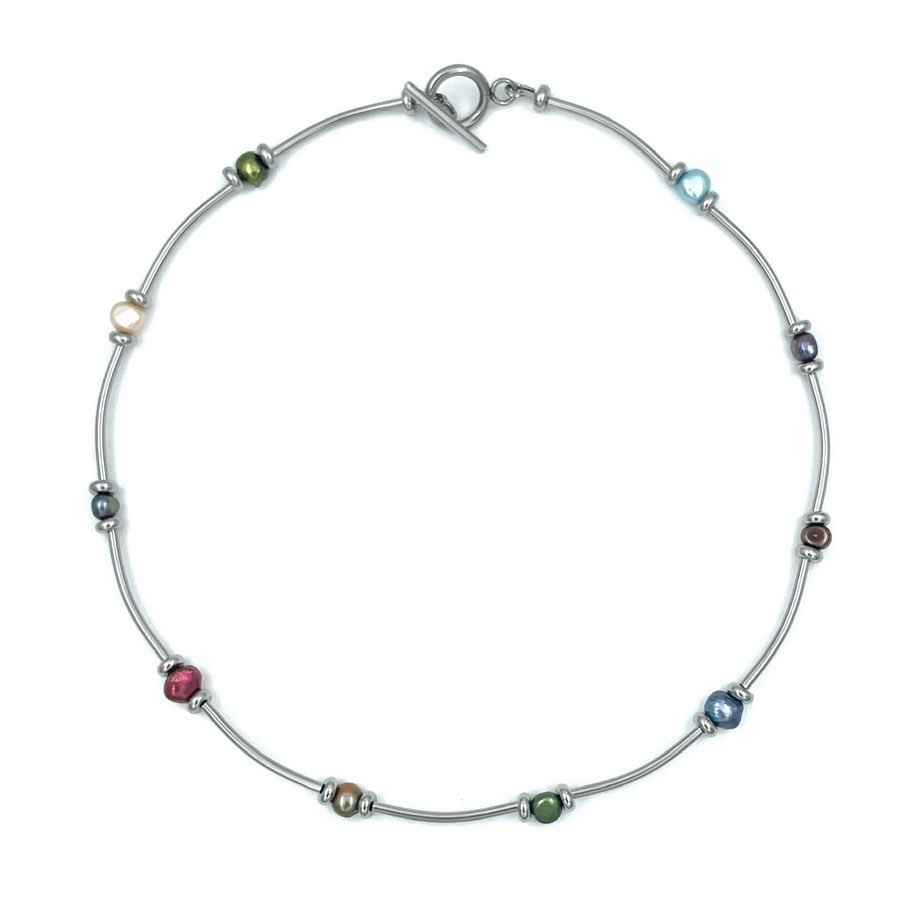 unikt silvrigt halsband med sötvattenspärlor och stavlås