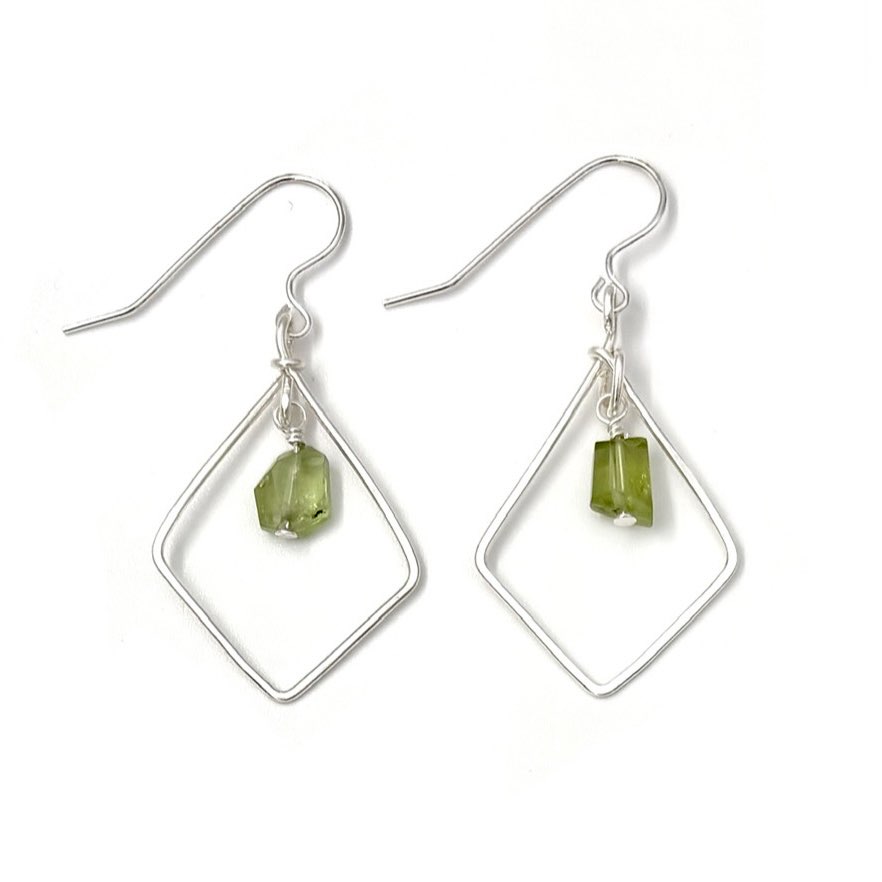 Kvadratformade silver-örhängen med peridot-sten