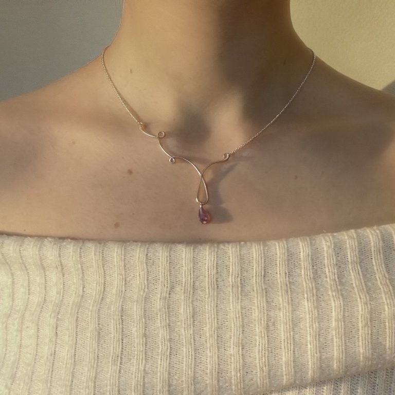 Modellbild på ett silvrigt halsband med ametist