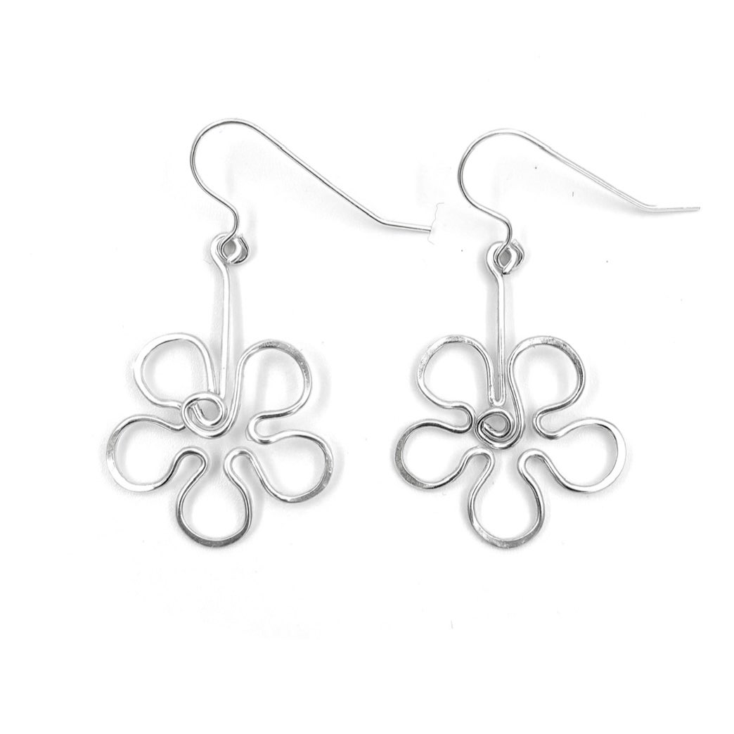 Produktbild på silverörhängen med blommor