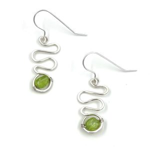 produktbild på silver-örhängen med peridot-sten